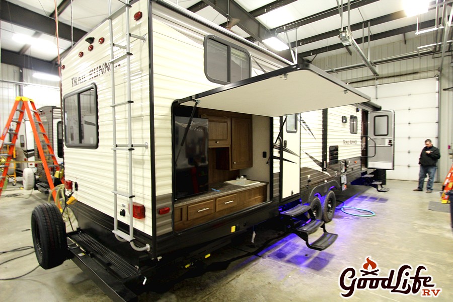 325odk trrail runner bunkhouse outside kitchen p376294 (8) Good Life RV