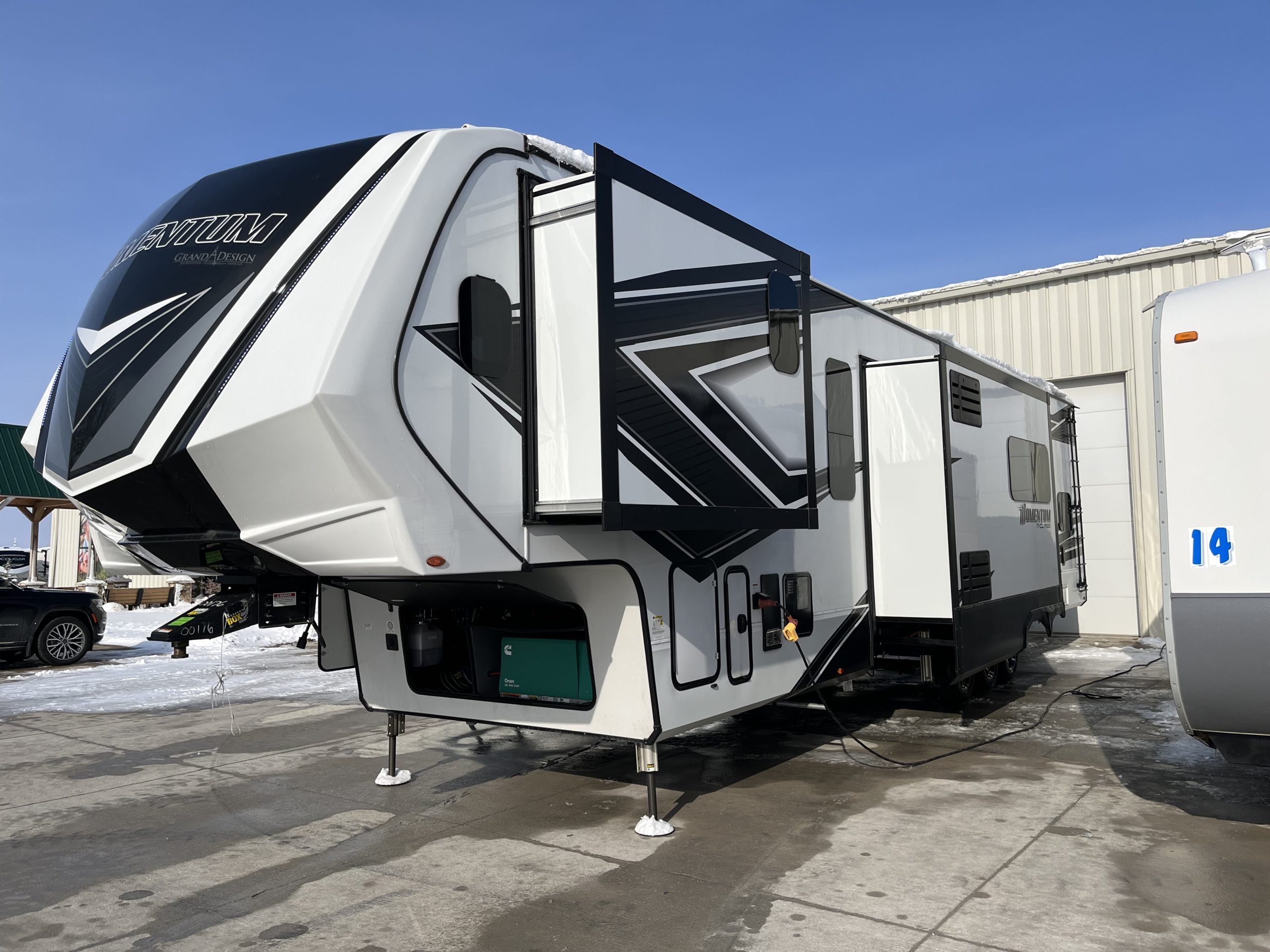 2023 Momentum 395MS, 2023 Grand Design Momentum M-Class 395MS